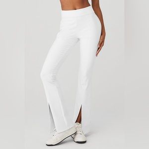 Alo Yoga Flutter Leggings in White